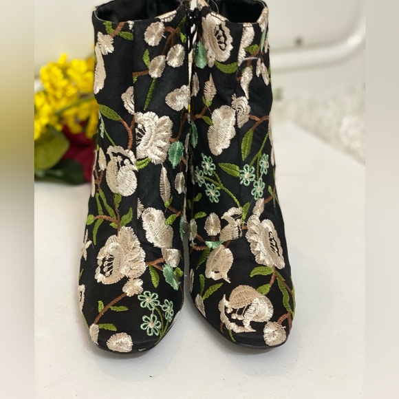 SO ME, floral heels boots, size 8.5 .ankle boots,  very elegant. Beautiful - Picture 4 of 4